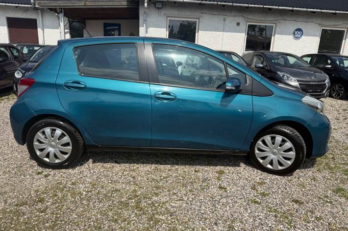 Grøn Toyota Yaris fra 2012