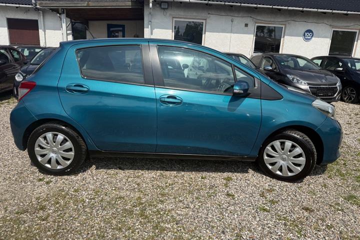 Grøn Toyota Yaris fra 2012