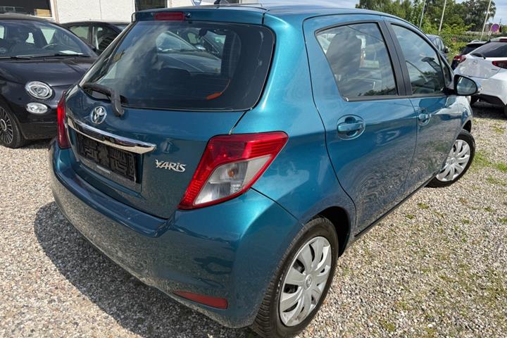 Grøn Toyota Yaris fra 2012