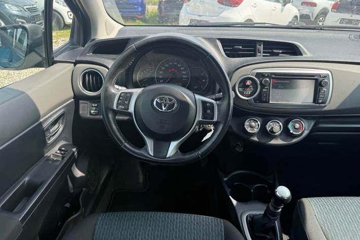 Grøn Toyota Yaris fra 2012