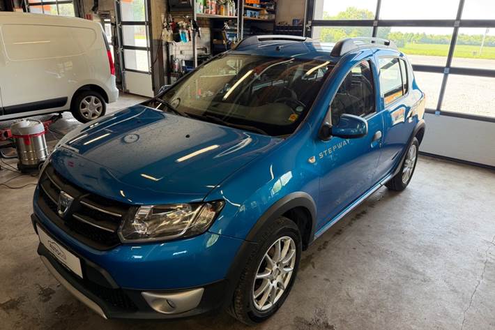 Blå Dacia Sandero Stepway fra 2017