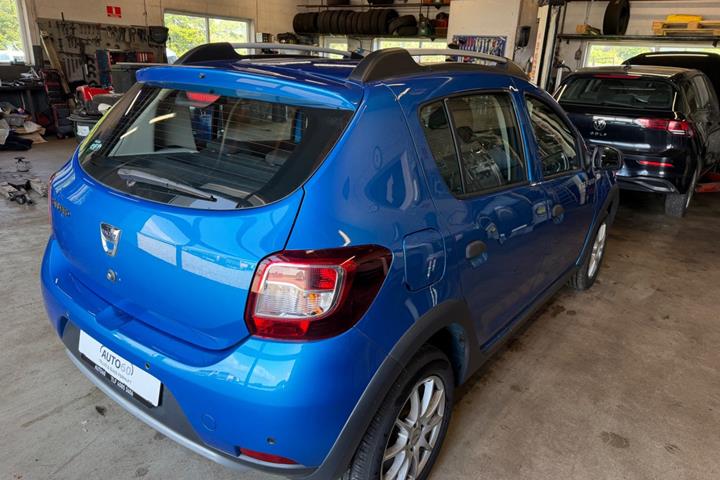 Blå Dacia Sandero Stepway fra 2017
