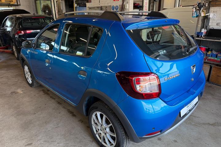 Blå Dacia Sandero Stepway fra 2017