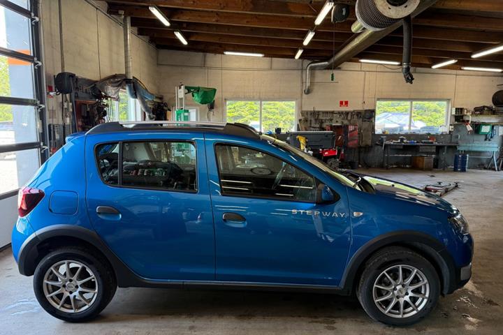 Blå Dacia Sandero Stepway fra 2017