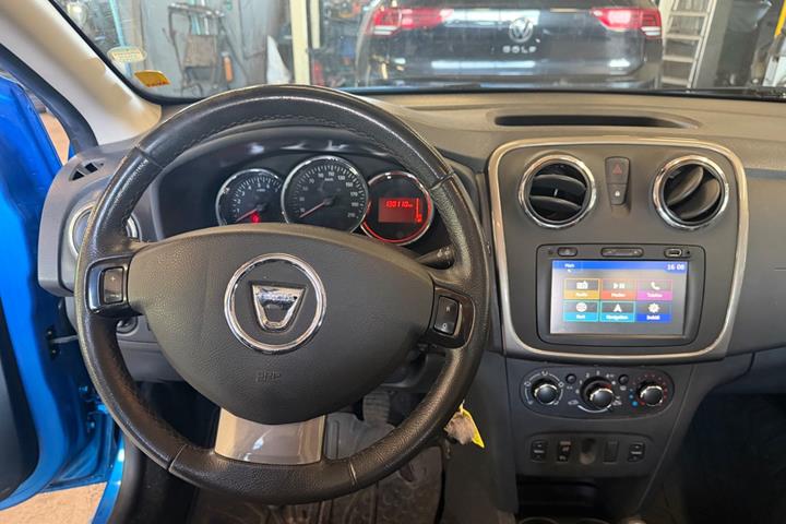 Blå Dacia Sandero Stepway fra 2017