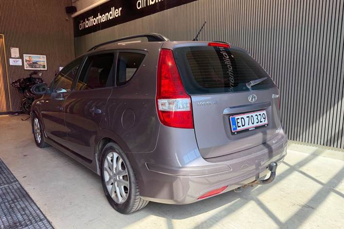 Beige Hyundai i30 fra 2011
