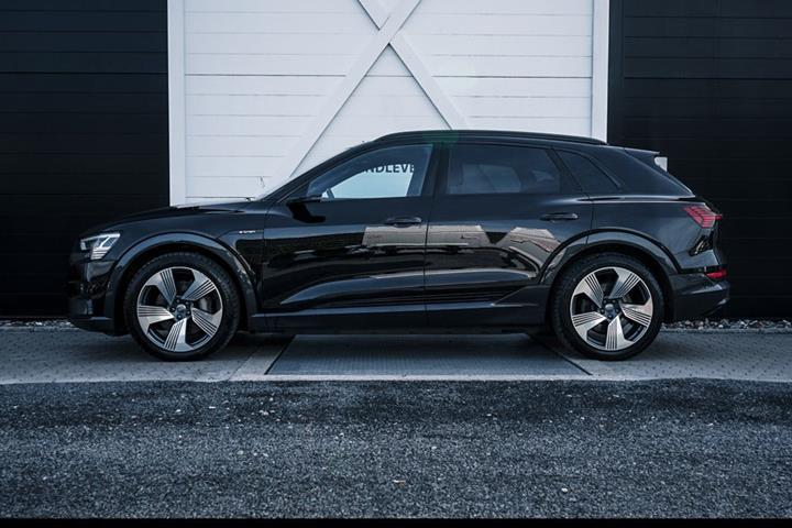 Gul Audi e-tron fra 2019