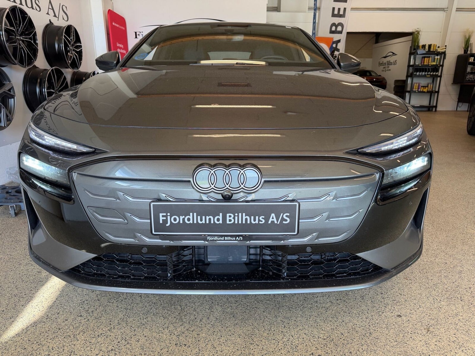Grå Audi A6 e-tron fra 2025