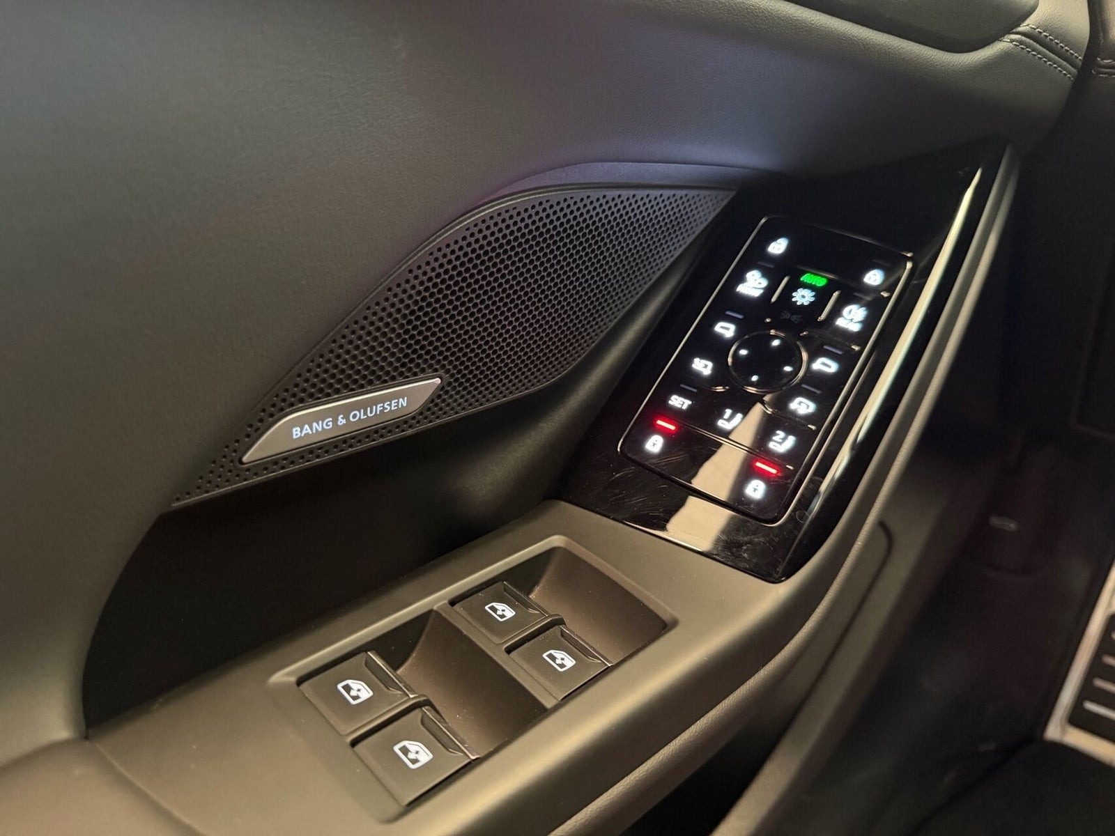 Grå Audi A6 e-tron fra 2025