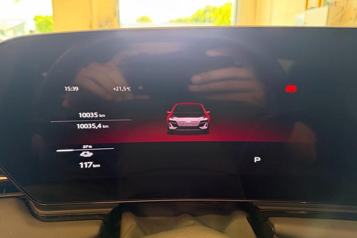 Grå Audi A6 e-tron fra 2025