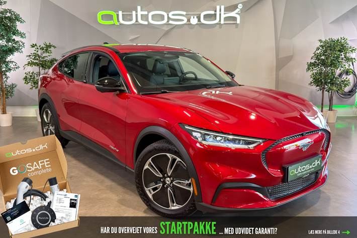 Rød Ford Mustang Mach-E fra 2024 set udefra