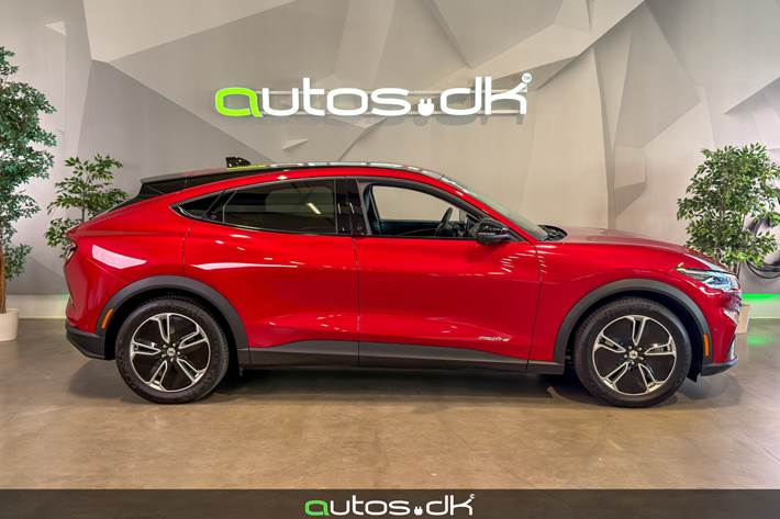 Rød Ford Mustang Mach-E fra 2024