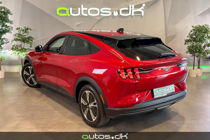 Rød Ford Mustang Mach-E fra 2024