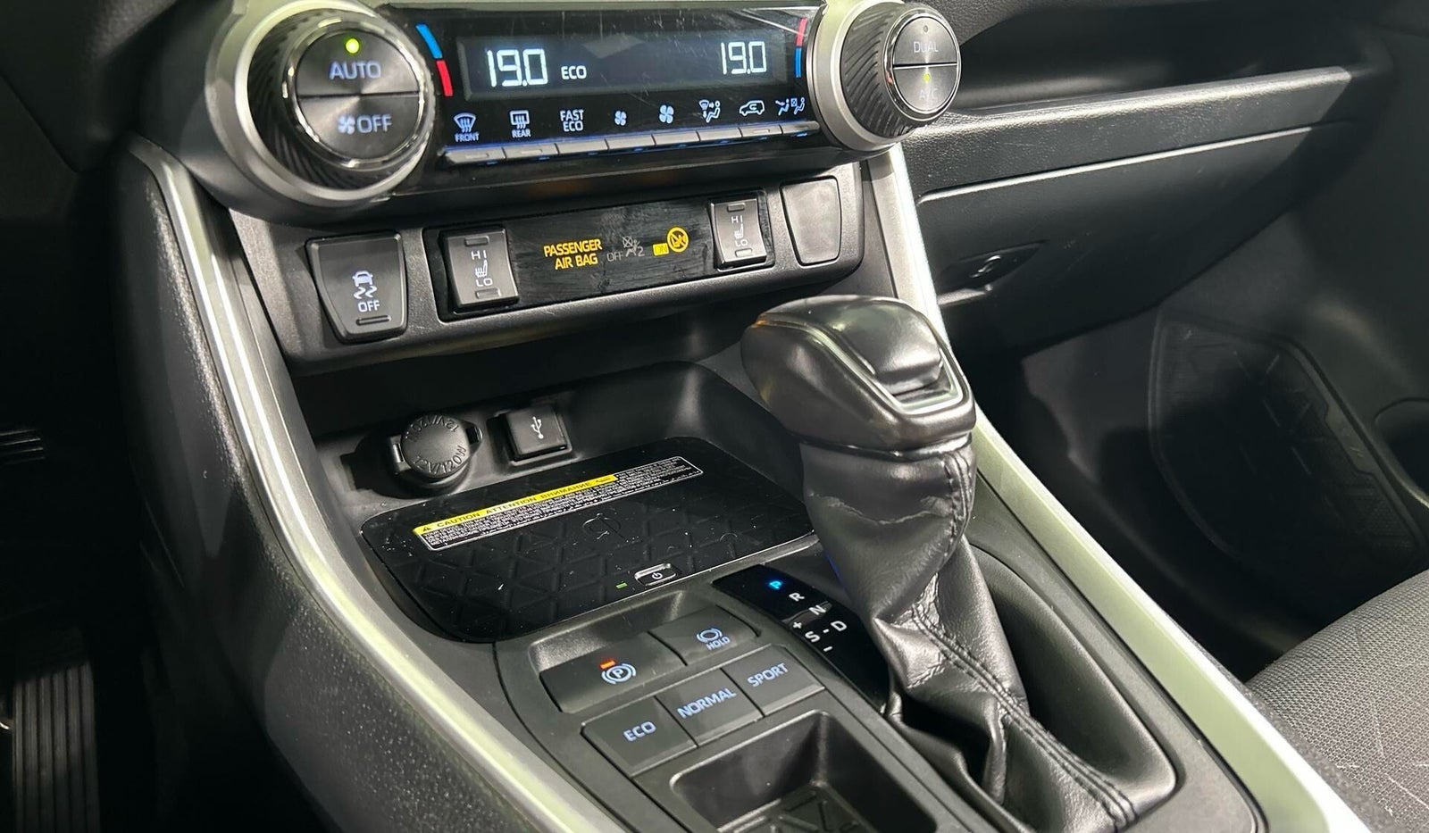 Sølv Toyota RAV4 fra 2020