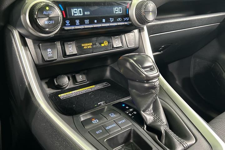 Sølv Toyota RAV4 fra 2020