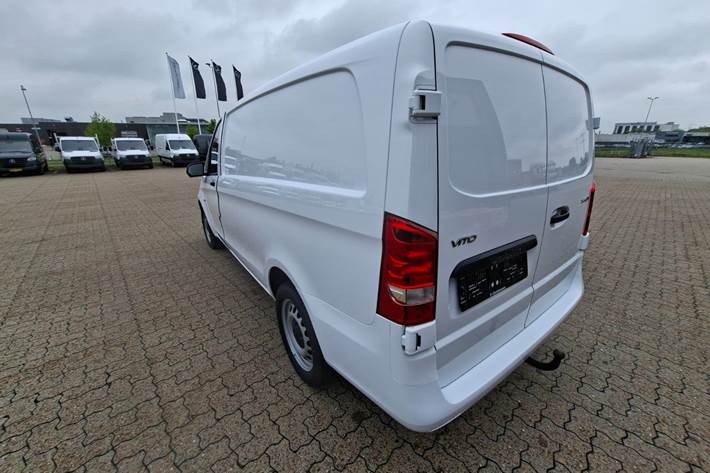 Hvid Mercedes Vito 114 fra 2023