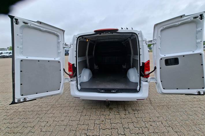 Hvid Mercedes Vito 114 fra 2023