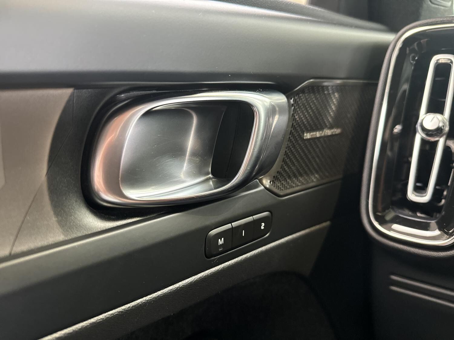 Sort Volvo XC40 fra 2023