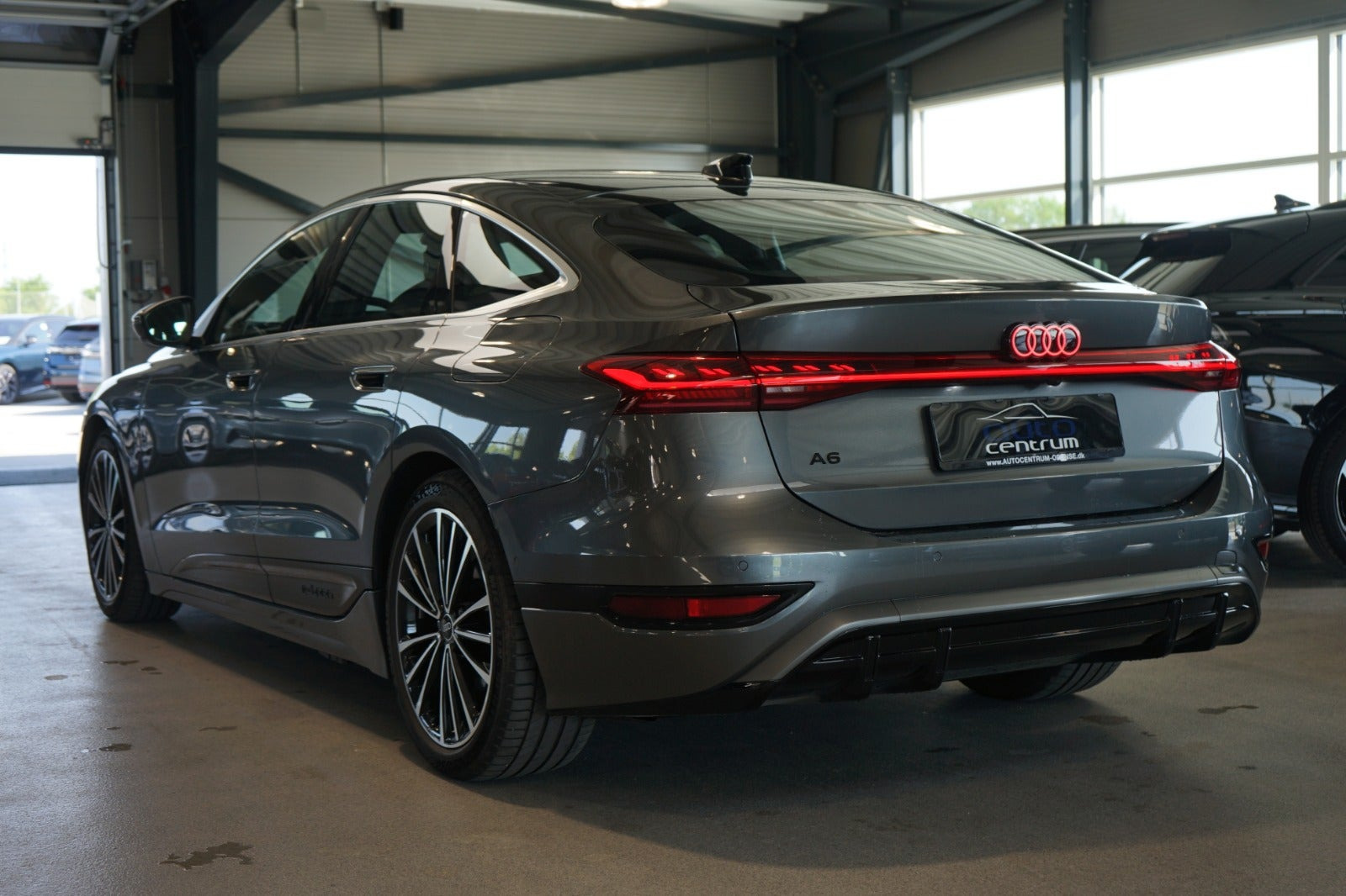 Grå Audi A6 e-tron fra 2025