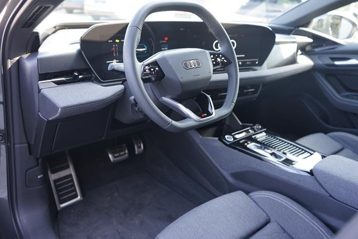Grå Audi A6 e-tron fra 2025