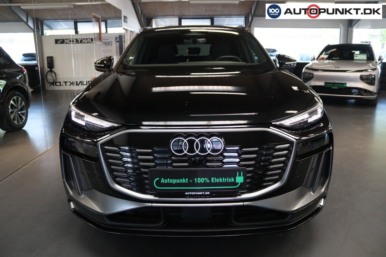 Sort Audi Q6 e-tron fra 2025 set udefra