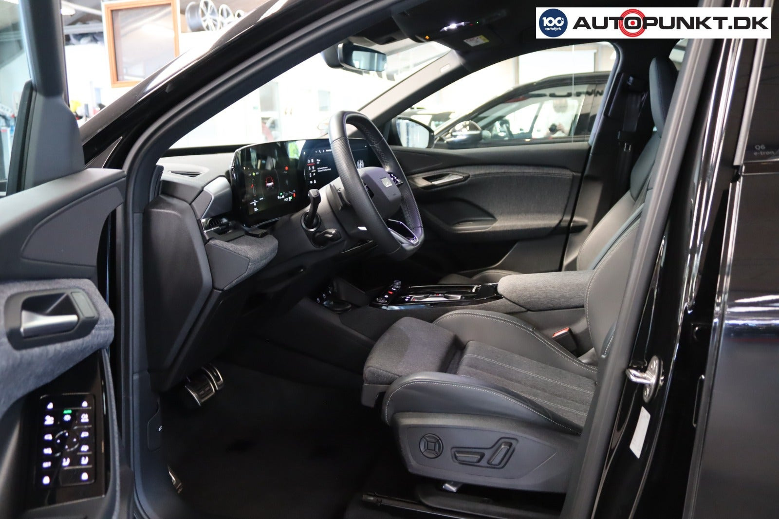 Sort Audi Q6 e-tron fra 2025 set indefra