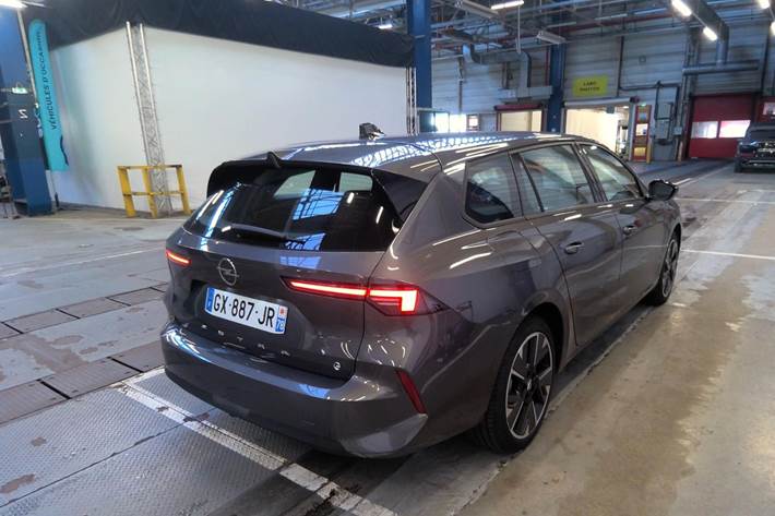 Grå Opel Astra-e fra 2024