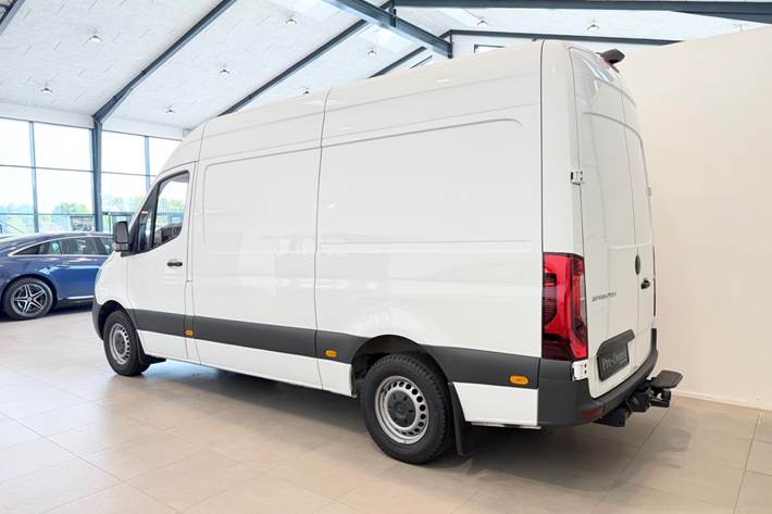 Hvid Mercedes Sprinter 317 fra 2024