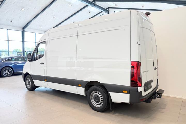 Hvid Mercedes Sprinter 317 fra 2024
