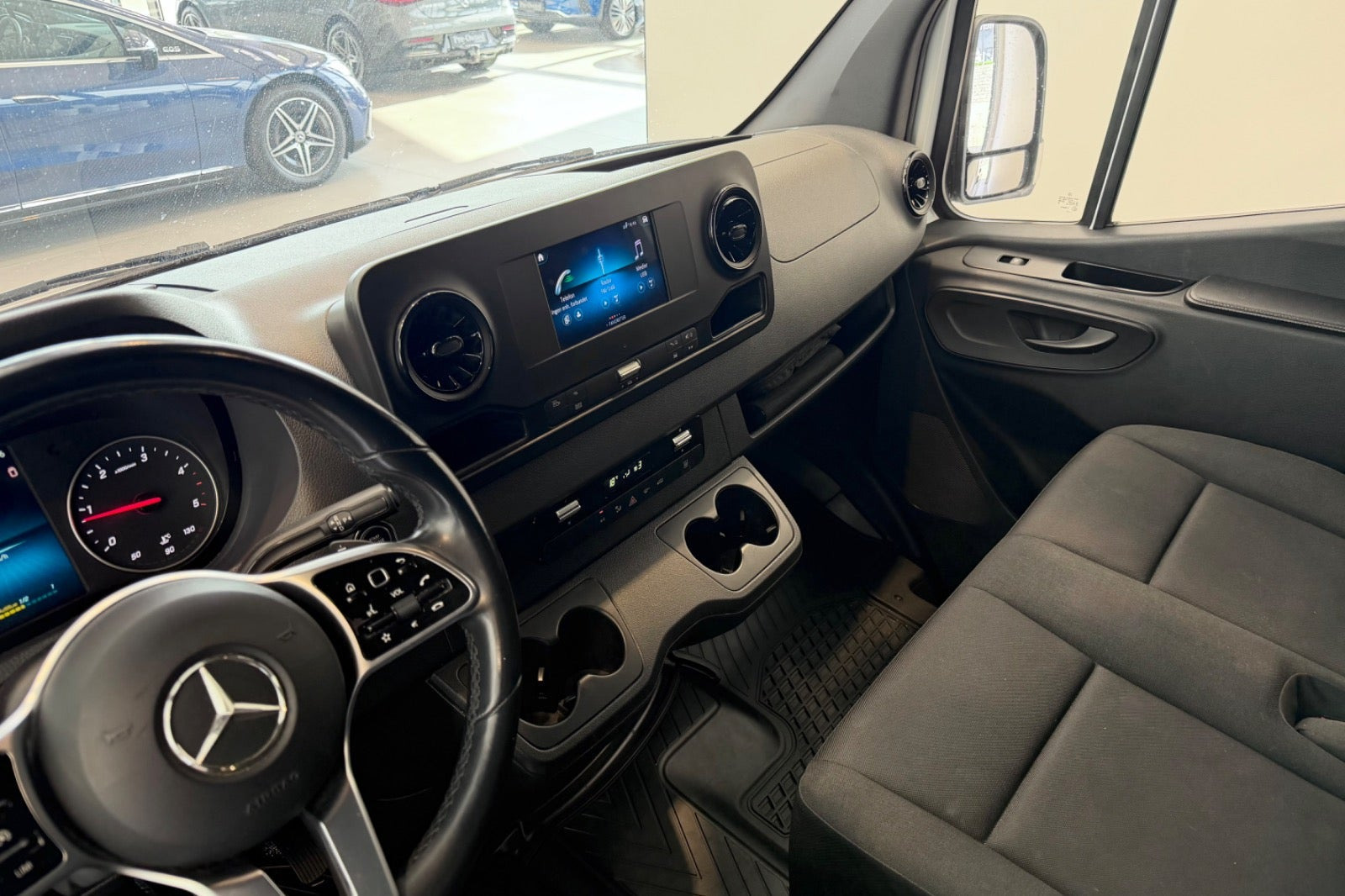 Hvid Mercedes Sprinter 317 fra 2024