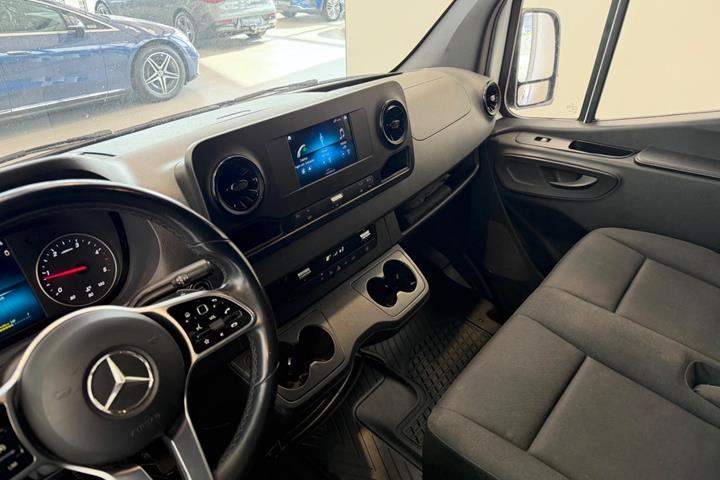Hvid Mercedes Sprinter 317 fra 2024