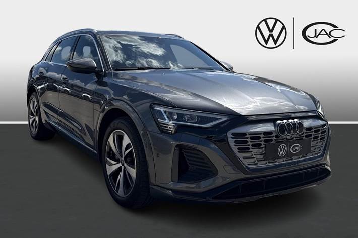 Grå Audi Q8 e-tron fra 2024