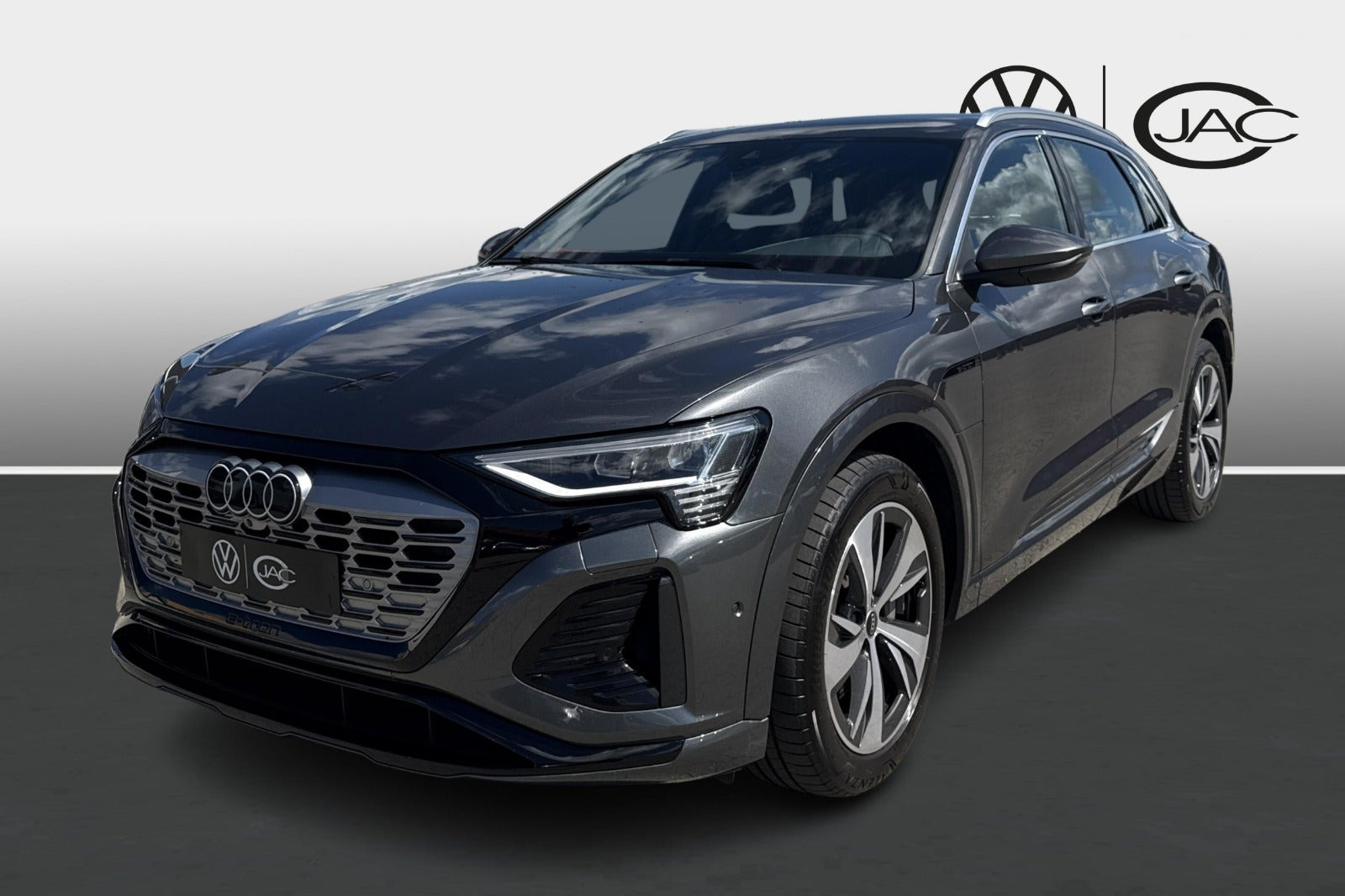 Grå Audi Q8 e-tron fra 2024