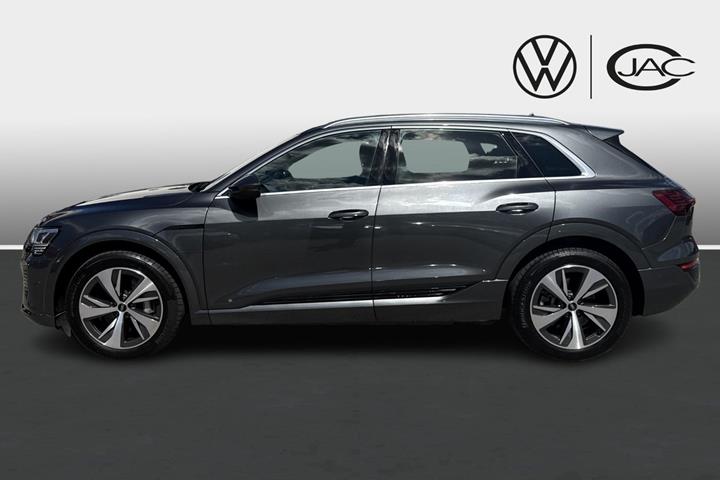Grå Audi Q8 e-tron fra 2024