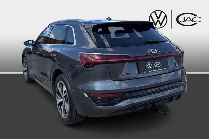Grå Audi Q8 e-tron fra 2024