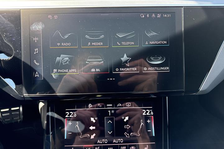 Grå Audi Q8 e-tron fra 2024