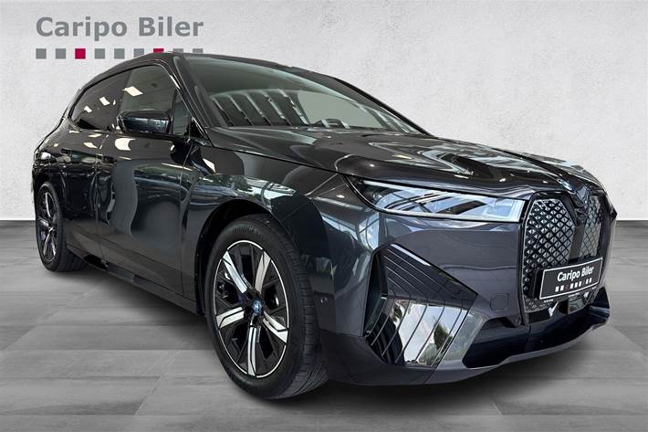 Grå BMW iX fra 2025