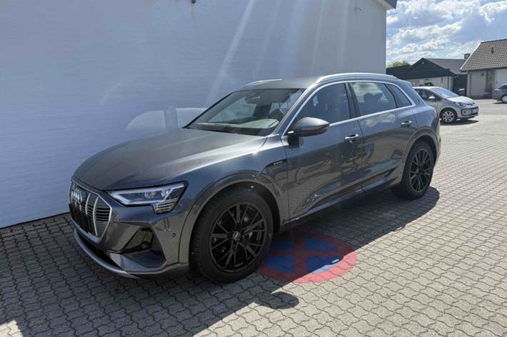 Grå Audi e-tron fra 2021