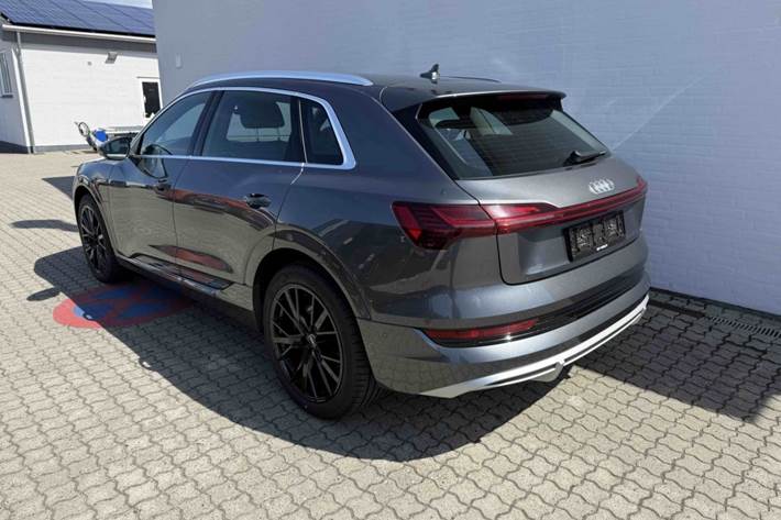 Grå Audi e-tron fra 2021