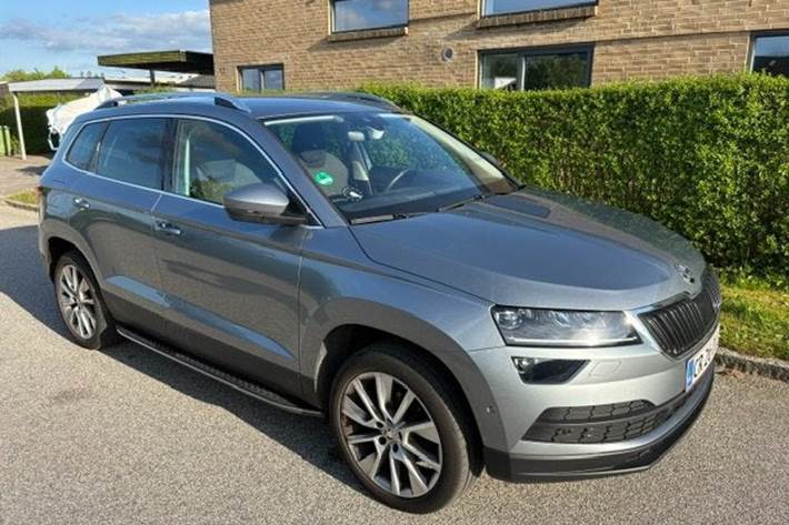 Grå Skoda Karoq fra 2020 set udefra