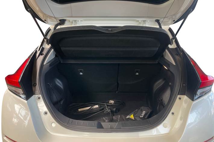 Hvid Nissan Leaf fra 2021