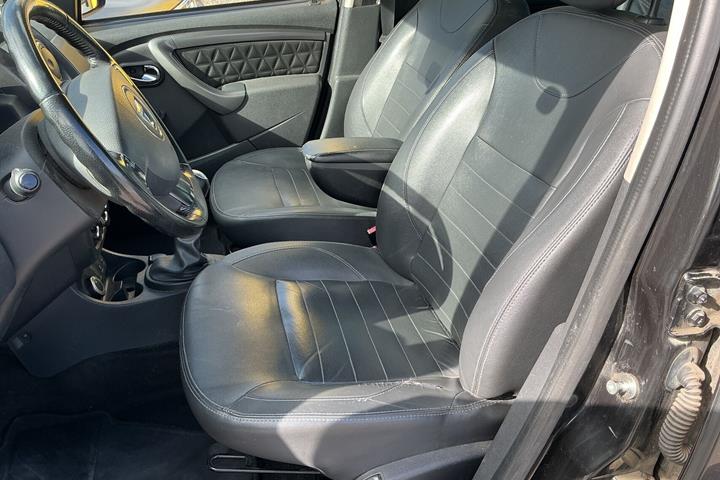 Sort Dacia Duster fra 2014