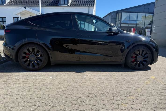 Sort Tesla Model Y fra 2022
