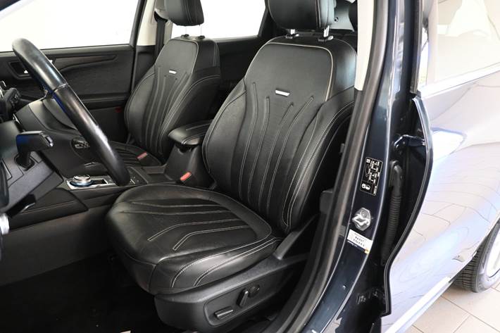 Grå Ford Kuga fra 2020