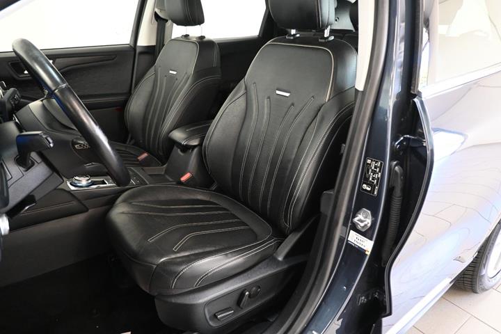 Grå Ford Kuga fra 2020