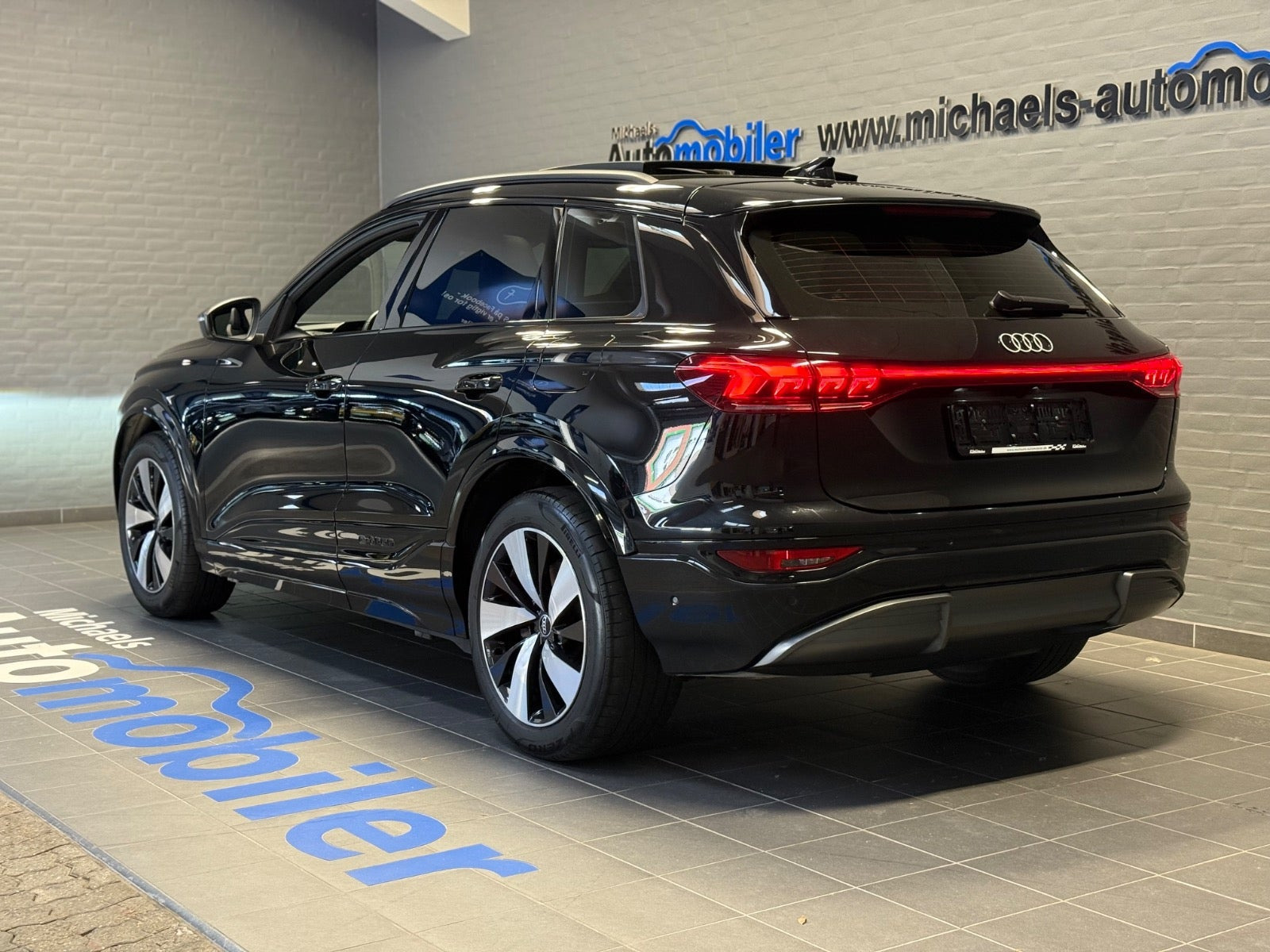 Sort Audi Q6 e-tron fra 2025