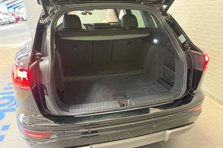 Sort Audi Q6 e-tron fra 2025