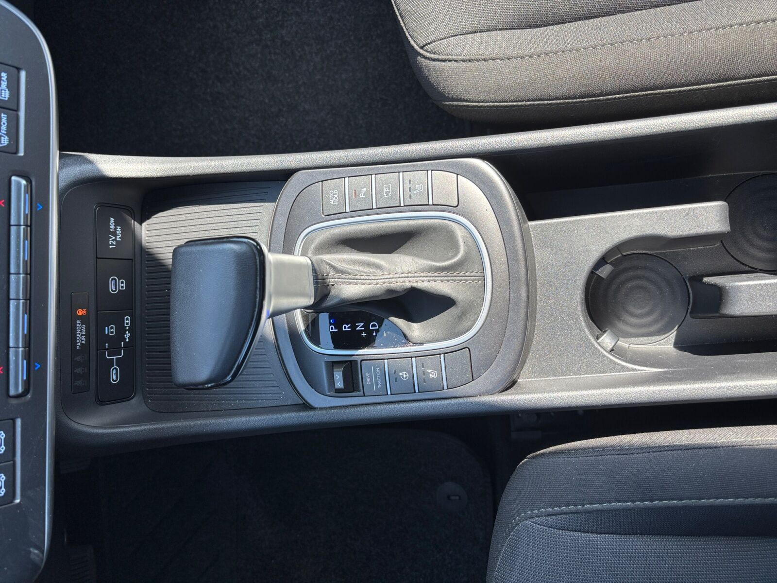 Grå Hyundai Kona fra 2023