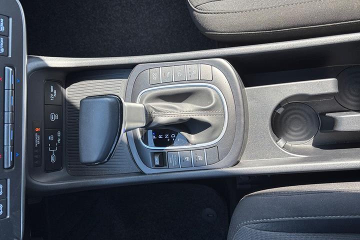 Grå Hyundai Kona fra 2023