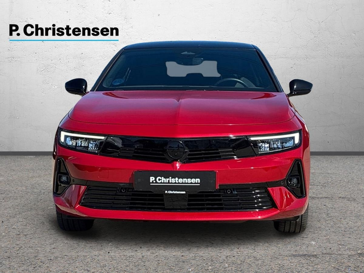Rød Opel Astra-e fra 2024
